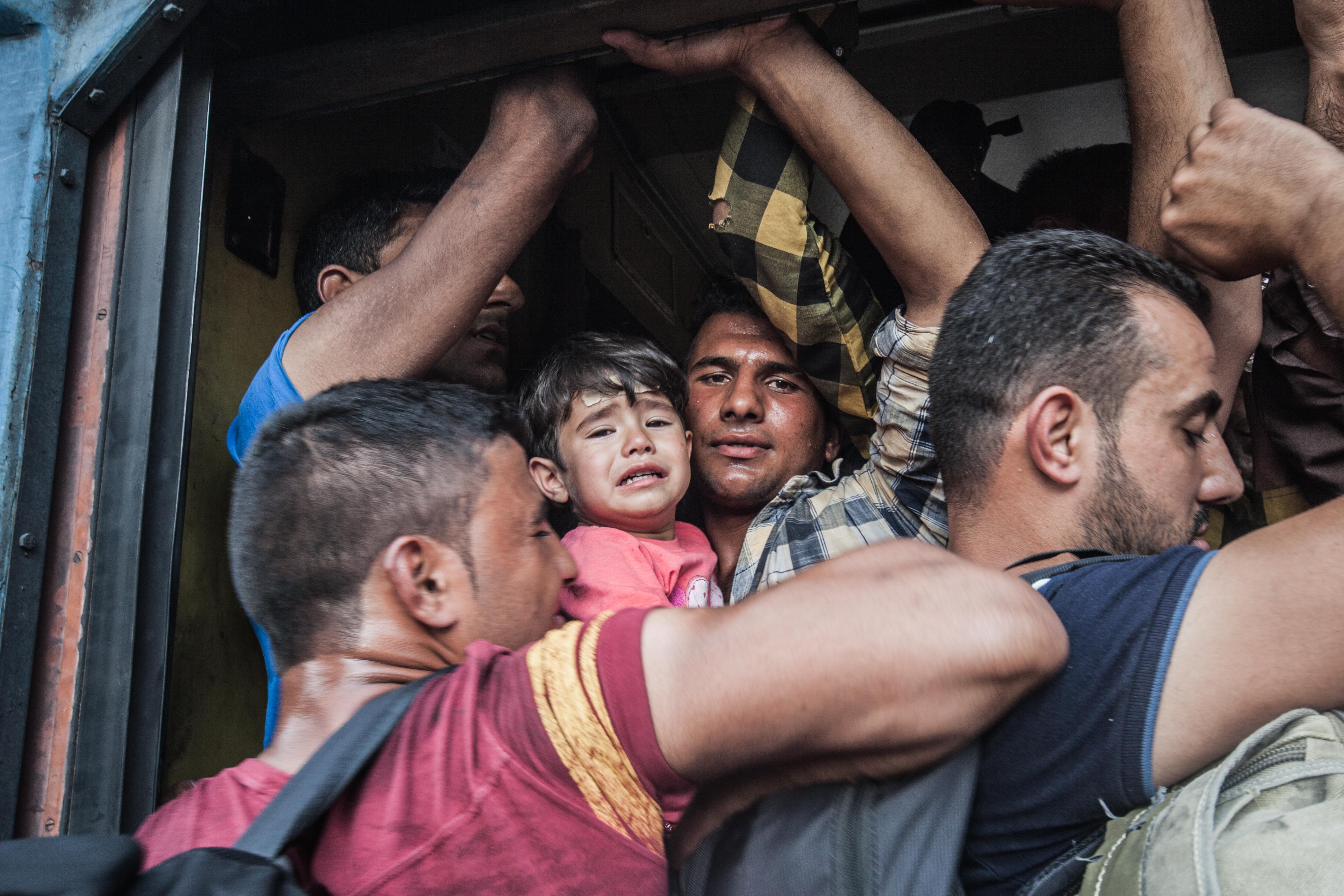 Child in overcrowded train, Moller