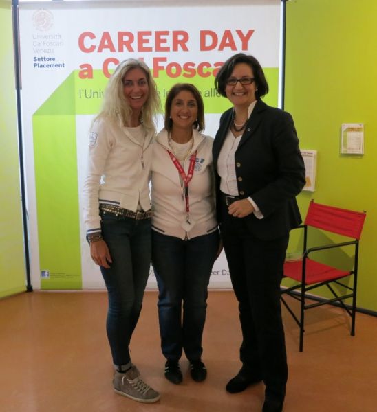 tl_files/EIUC MEDIA/News Files/CareerDay2012_IMG_0998_Arianna e Barbara.jpg